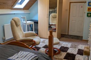 Bungalow Sleeps 8 close to City with Wifi - 5