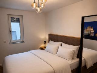GoldenKey-Suites - Luxury Suite 'Perlachturm' - Direct Views of Rathausplatz & Perlach Tower - New in 2026 - 7