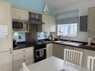 Rosies, The Bay, 2 bedrooms with ensuites, parking for 2 cars, 2 dogs welcome - 7