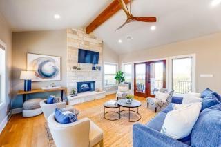 Bright & Spacious Family Home with Firepit, Lake Views, Furnished Deck, Free WiFi - 9