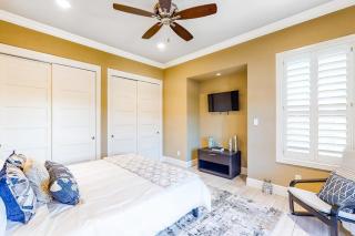 Bright & Spacious Family Home with Firepit, Lake Views, Furnished Deck, Free WiFi - 1