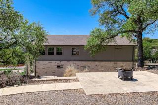 Bright & Spacious Family Home with Firepit, Lake Views, Furnished Deck, Free WiFi - 8
