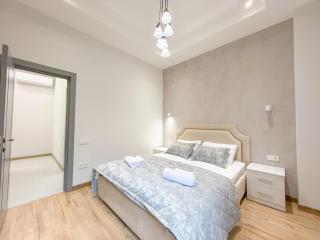 Quiet Oasis near Center Garden and Free Parking 3 - 7