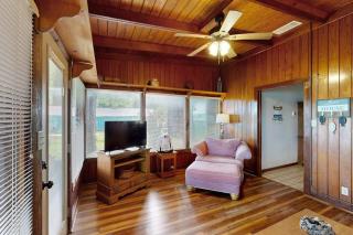 Classic Lakefront Cottage with Private Dock, Lovely Lake View, Backyard & WiFi - 5