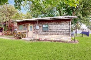 Classic Lakefront Cottage with Private Dock, Lovely Lake View, Backyard & WiFi - 7