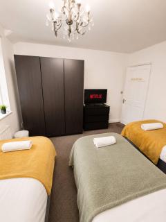 Convenient 3BR House Near City Centre with Driveway - 2