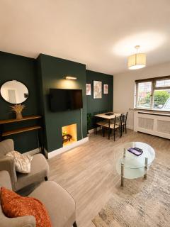 Stunning Modern 3 Bedroom Family Retreat Sleeps 7 Near City Centre Ideal for Business and Leisure by SLS STAYS - 0