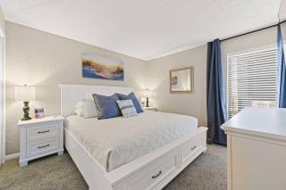 Beachfront 11th Fl | Emerald Water, Sunsets, Pools - Apartment - 0
