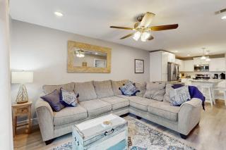 Condo Near Lake Horseshoe Bay with Private Balcony, Washer/Dryer, A/C, WiFi - 6