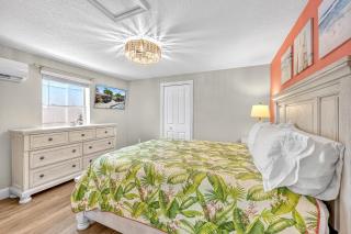 Walk to Siesta Key Beach and Village, Pool, Dock, Game Room - 3