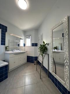 Villa Le Buis des Collines, classée 3 Étoiles AtoutFrance, magnifique villa superbement décorée et très bien équipée, idéale pour 6 pers, Terrasse extérieure avec son coin SPA, Clim, parking privatif - 1
