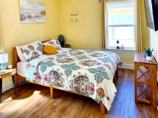 Walk Downtown, Private Parking, Short Drive to Beach & NAS - 5