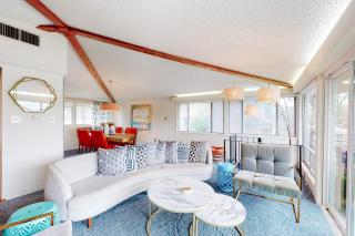 Mid-Century Modern Lake House with Private Waterfront Pool & Boat Dock - 9