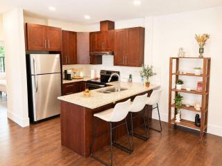 Heart of North Van: 2BR Retreat with Huge Backyard - 4