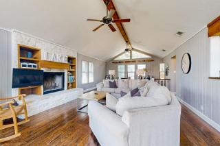 Spacious Lakefront Hideaway with Decks, Grill, Billiards, Tennis & Pool - 4