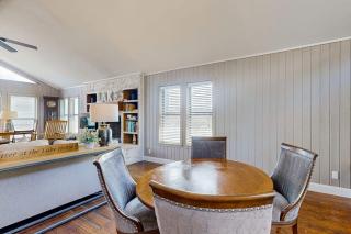 Spacious Lakefront Hideaway with Decks, Grill, Billiards, Tennis & Pool - 3