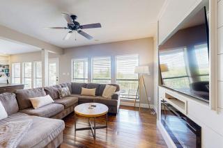 Spacious Lakefront Hideaway with Decks, Grill, Billiards, Tennis & Pool - 7