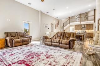 Expansive Getaway Near Downtown with Fast WiFi, Grill - 7