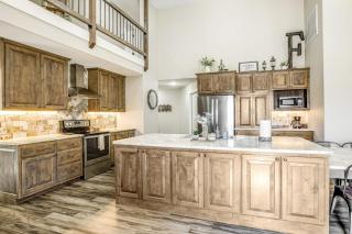 Expansive Getaway Near Downtown with Fast WiFi, Grill - 5