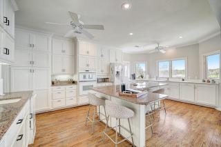 Lakeside, Dog-Friendly Living with Kayaks, Boat Ramp, Pool Table & Ping-Pong - 4