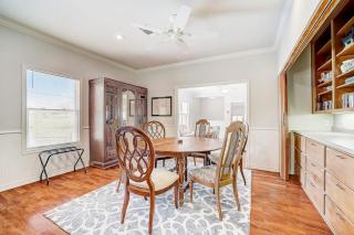 Lakeside, Dog-Friendly Living with Kayaks, Boat Ramp, Pool Table & Ping-Pong - 2