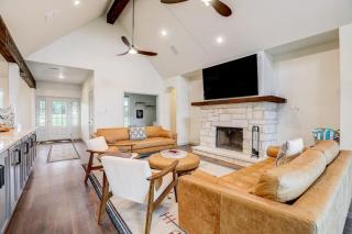 Luxe Designer Hill Country Home Near Austin with Amazing Views & Infinity Pool - 7