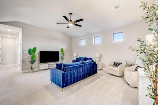 Exquisite Dog-Friendly Home with Balcony, Enclosed Yard, Central AC, & W/D - 6