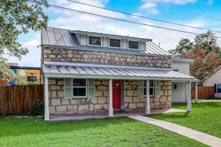 Downtown 2-Story Home with Enclosed Backyard, Patio, Pool, Playground, W/D, AC - 8