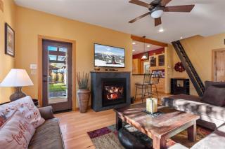 Bluebird Day - Desert Zen in Bend with 2 queens, fenced yard, fireplace, Walk everywhere! - 5