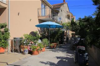 Apartments with parking space Trogir - 27140 - 2