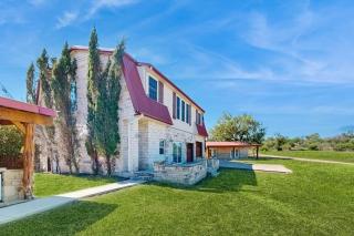 4-Bedroom Spacious Home with Guest House & Pool, Located on 9 Acres of Land - 9