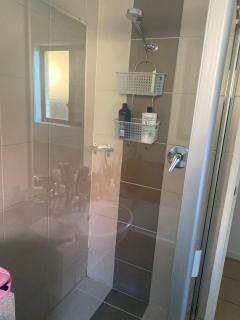 1 Bedroom Available Quiet Home, Bath Tub, 2 Cats - 4