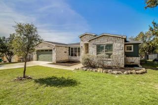 Cozy Lago Vista Home with Private Pool Table, Mile From The Stunning Lake Travis - 9