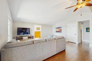 Waterfront House on Lake LBJ with Full Kitchen, Patio, Pool Table & Dog-Friendly - 5