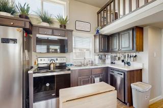 Modern Tiny Home with Loft, Kitchen, Cozy Patio and Shared Pools, Great Location - 5