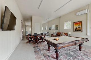 Spacious House with Ping-Pong and Pool Table, Balcony with Water and Sunset View - 7