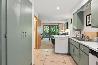 Relaxing Busy Bee C-7 by Simple Life Rentals - 6