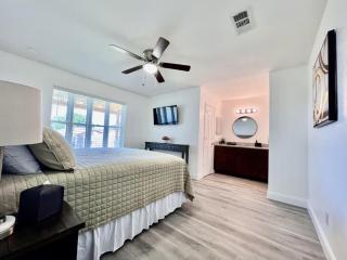 Comfortable Home Near Lake, Dining & Shooping - 5