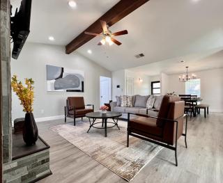 Comfortable Home Near Lake, Dining & Shooping - 1