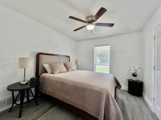 Comfortable Home Near Lake, Dining & Shooping - 4