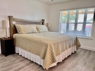 Comfortable Home Near Lake, Dining & Shooping - 6