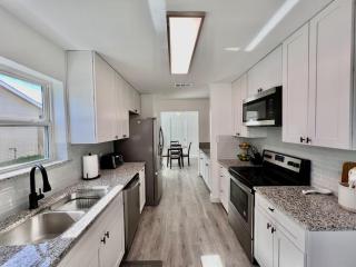 Comfortable Home Near Lake, Dining & Shooping - 8