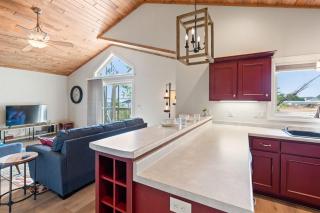 Upper Deck by Simple Life Rentals - 1