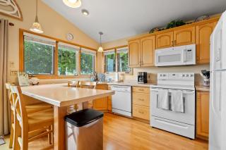 Sunset Shores - Lakeside Cabin #1 by Simple Life Rentals - 2