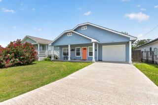 Coastal 3BR Family Home Sleeps 9 Pet Friendly - 5
