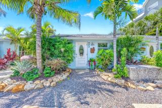 Walk to Siesta Key Beach and Village, Pool, Dock - 6
