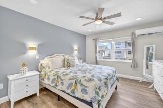 Walk to Siesta Key Beach and Village w Pool - 8