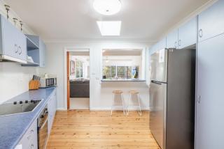 Baggies On Dutchies, 9 Burbong Street - Large pet friendly house with spectacular waterviews, Wi-Fi and air con - Nelson Bay - 2