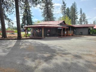 cedar village motel - 9