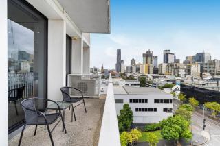Two Bedroom City Retreat with Pool, Gym and Parking - 9